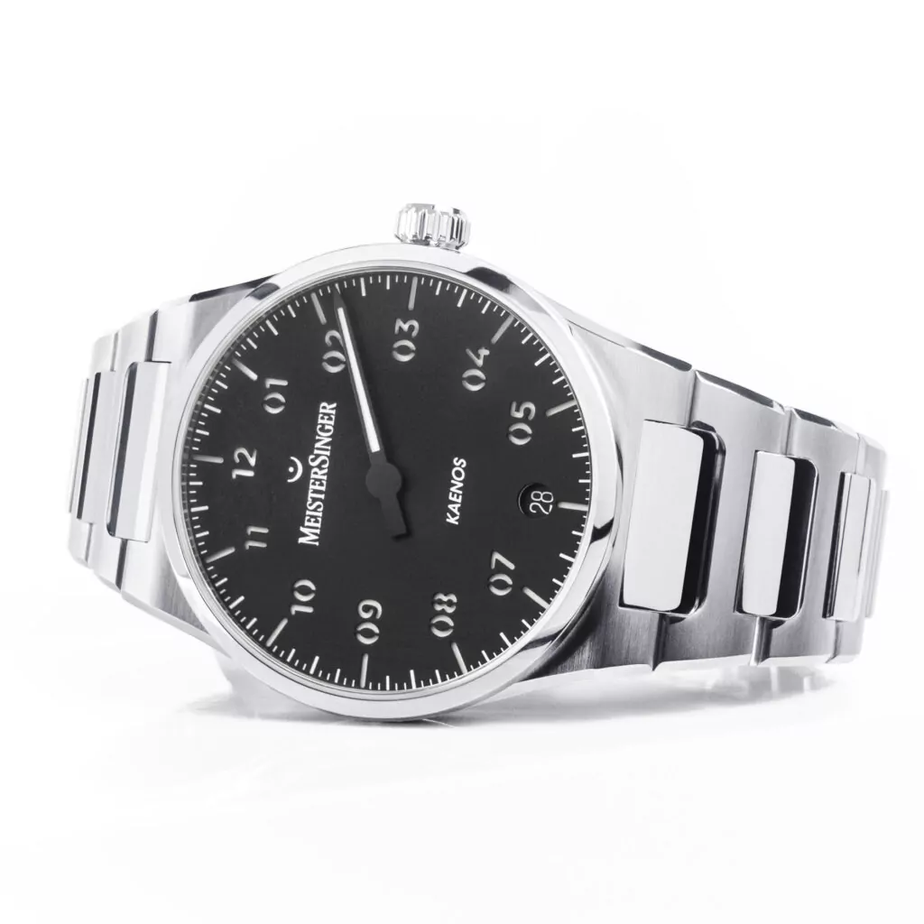 MeisterSinger Kaenos KS901 のサンバースト仕上げダイヤルが際立つ製品写真。ラージデイト搭載、シングルハンド構造の40mm自動巻きモデル。